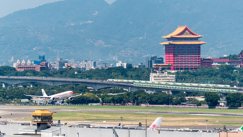 File:China Eastern Airlines Airbus A330-343X B-6127 Final Approach at Taipei Songshan Airport 20140930a.jpg