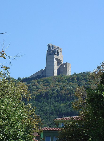 File:Choumen - Monument 1300 ans.jpg