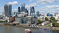 Một góc thành phố Luân Đôn bên dòng sông Thames, trong đó có các tòa nhà 20 Fenchurch Street, Tower 42, 122 Leadenhall Street, 30 St Mary Axe, Heron Tower, và bến tàu Tower Millennium