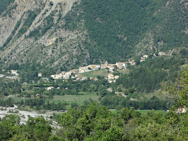 File:Clamensane, le village.JPG