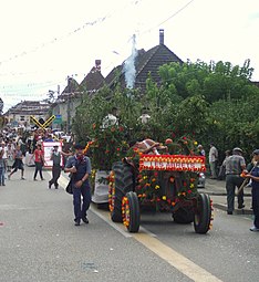 Comicio florido atravesando la ciudad de Aosta (Isère) en septiembre de 2012. Una de las actividades festivas de la feria agrícola del cantón de Pont-de-Beauvoisin que rota anualmente entre sus 14 municipios.
