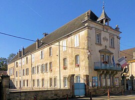 Das Rathaus und die Schule in Conflans-sur-Lanterne