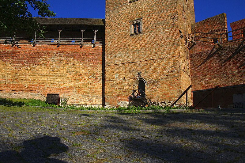 File:Courtyard of Lutsk Castle. - panoramio.jpg