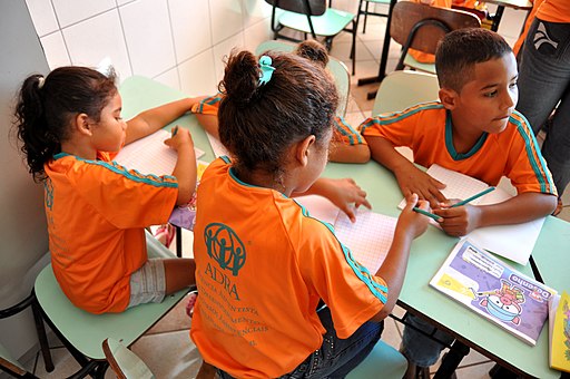 Crianças na escola ADRA em Itanhaém