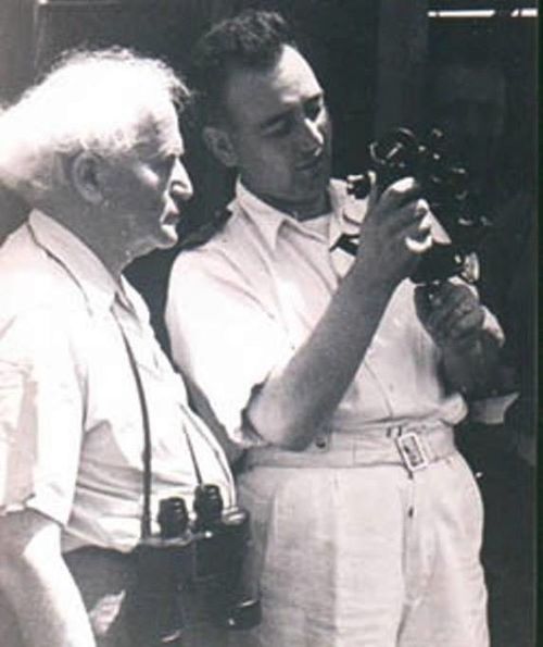 ראש הממשלה דוד בן-גוריון מבקר בחיל הים ומקבל הסבר לפעולת הסקסטנט ממפקד חיל הים פול שולמן, 1949.