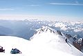 Vedere panoramică de pe vârful Mont Blanc.  În prim plan Colul Major și Mont Blanc din Courmayeur.