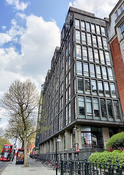 File:Darwin Building, Royal College of Art, Kensington Gore looking east.jpg