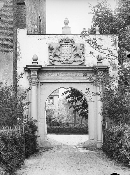 File:De poort tussen kasteel en voorhof - 's-Heerenberg - 20105630 - RCE.jpg