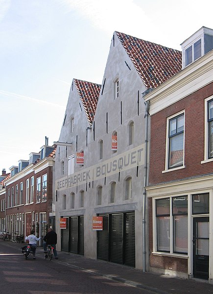 File:Delft - Molenstraat pakhuizen zeepfabriek.jpg