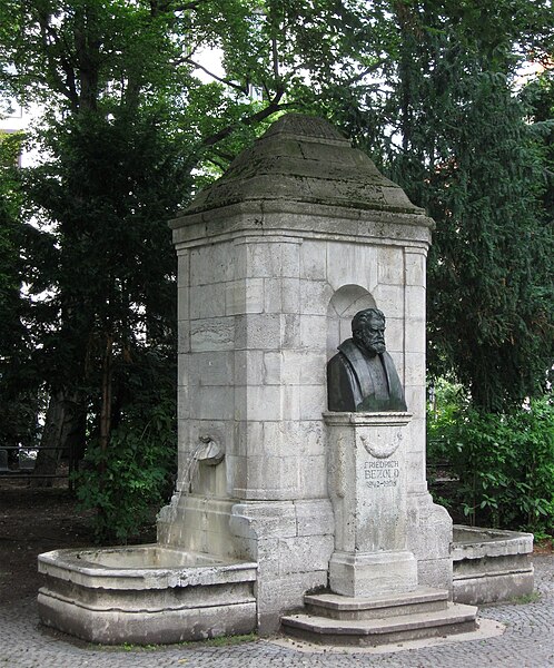 File:Denkmalbrunnen für Friedrich Bezold Nußbaumanlagen Muenchen-2.jpg