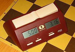 디지털 체스 시계의 사진. 각 선수의 시간이 표시되며 버튼을 누를 때마다 자신의 시간은 멈추고 상대의 시간이 가기 시작한다.