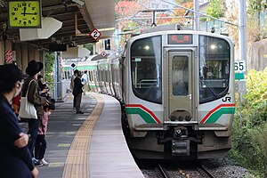 東北福祉大前駅に到着するE721系0番台（2022年11月3日）