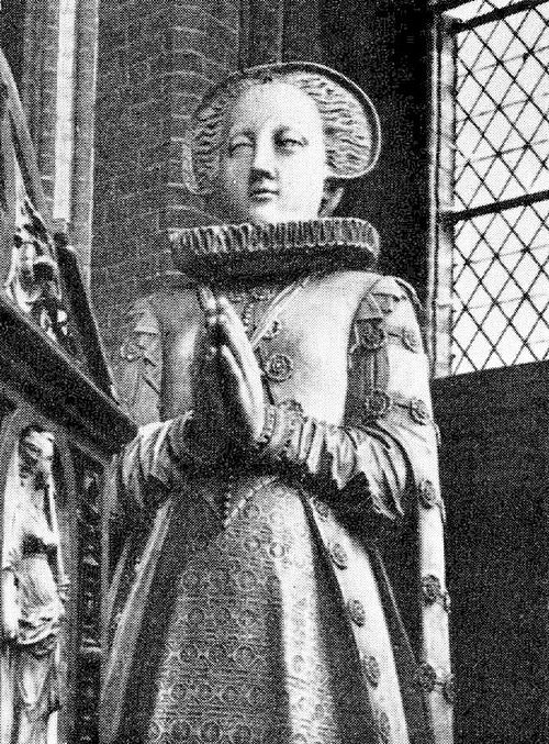 The Duchess in a lifesize sculpture on the Schwerin grave monument of her husband