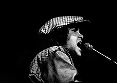 Элтон Джон на концерте в Дублине. Март 1979