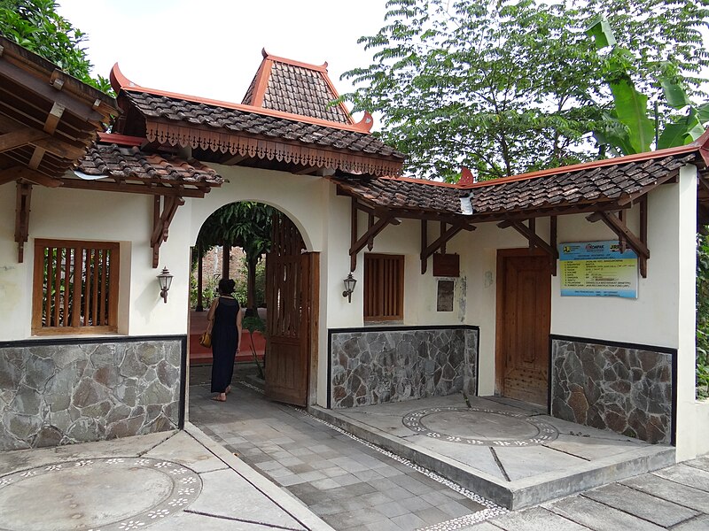 File:Entrance gate to a Joglo.JPG