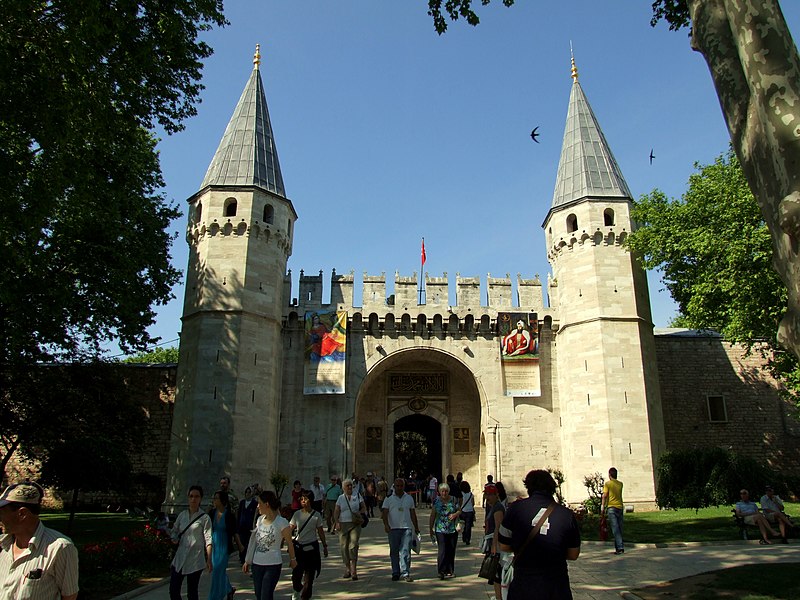 File:Entrance in Topkapi Palace - panoramio.jpg