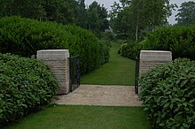 כניסה לבית הקברות המלחמתי באנוויל-לה-קמפיין, נורמנדי.jpg