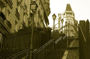 モンマルトルの丘の上、ラマルク通りへ続く階段。古くから映画やドラマ、写真･･等、世界的な撮影スポットで知られている。
