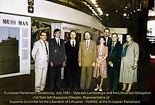 Landsbergis (Mitte) mit einer litauischen Delegation im Europäischen Parlament in Straßburg, Juli 1991