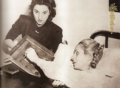 Eva Perón votant a l'hospital el 1951. Va ser la primera vegada que les dones van votar a les eleccions nacionals a Argentina. A aquest efecte Evita va rebre la Llibreta Cívica Núm. 00.000.001.