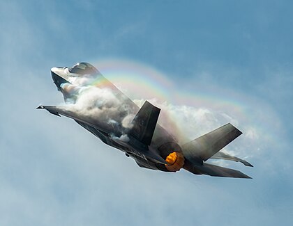 F-35 Lightning II em voo durante o Bell Fort Worth Alliance Air Show 2018 em Fort Worth, Texas, Estados Unidos. O Lockheed Martin F-35 Lightning II é uma família americana de aeronaves de combate multifuncionais, furtivas, monoposto, monomotor e para todos os climas, destinadas a realizar missões de superioridade aérea e de ataque. Também pode fornecer guerra eletrônica e capacidades de inteligência, vigilância e reconhecimento. (definição 3 384 × 2 615)