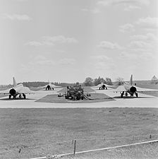 Fyra J 35D Draken i startberedskap.