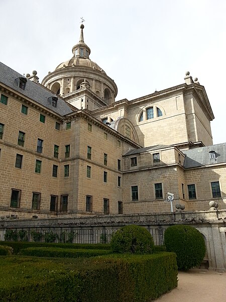 File:Fachada Este, Cimborrio y Exterior del Palacio del siglo XVI del Monasterio de El Escorial 03.jpg