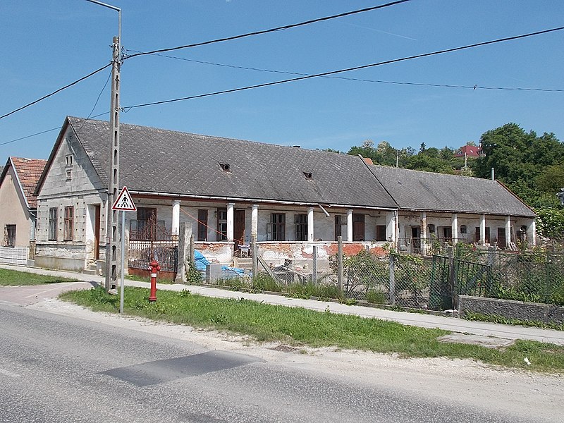 File:Farmer's house and its courtyard. - 9 Nagy Street, Bia, Biatorbágy, Pest County, Hungary.jpg