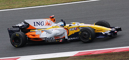 Winnaar Fernando Alonso na de finish in 2008