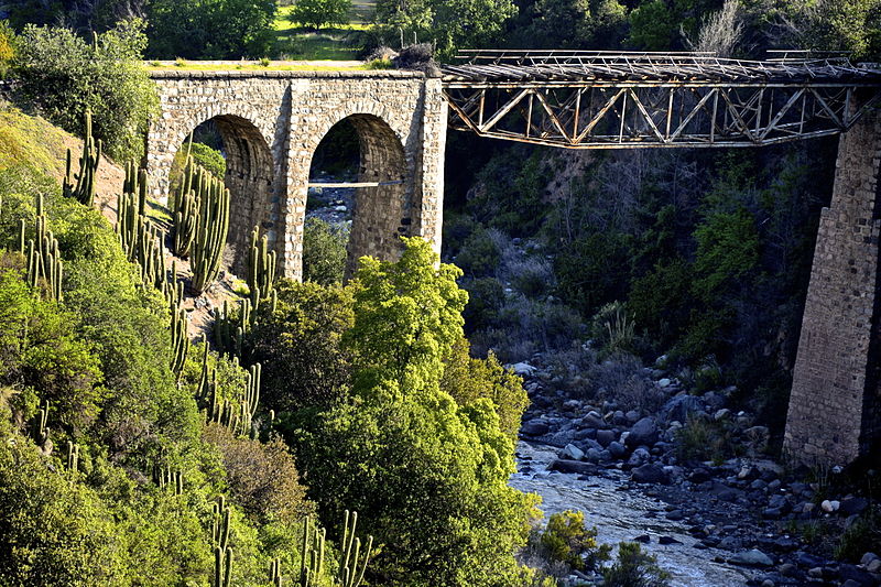 File:Ferrocarril en altura.JPG