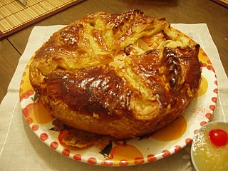 <span class="mw-page-title-main">Pirog</span> Pastry of Russian/Eastern European origin with sweet or savory filling