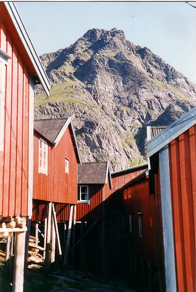File:Fishermen's shacks in Å.jpg