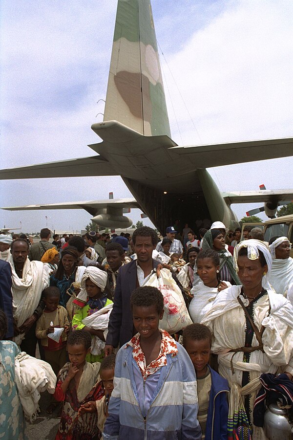 Ethiopian Olim stepping out of the IAF's Hercules, May 25, 1991