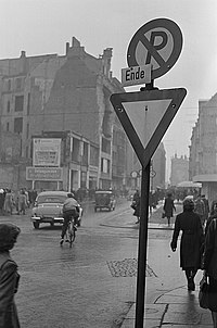 Yield sign Leipzig, East Germany 1951 Fotothek df roe-neg 0006214 026 Verkehrszeichen in der Innenstadt.jpg