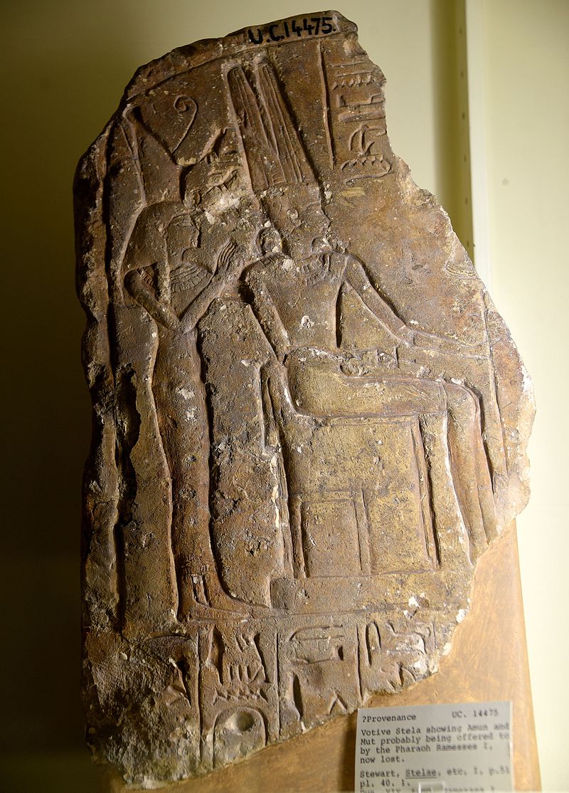 Fragmento de una estela mostrando a Amón entronizado. Mut, q 800px-thumbnail