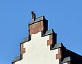 Giebel am Neuen Rathaus mit Skulptur einer „Römerkatze“