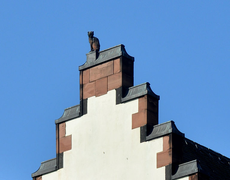 File:Frankfurt Römer Giebel Katze.jpg