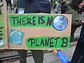 Cartellone in cartone con il testo "There is no Planet B". La O è rappresentata da un disegno del mondo.