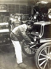 Photo d'un homme travaillant sur une machine-outil.