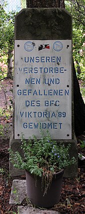 Gedenkstein auf dem Sportplatz, Bosestraße 21, in Berlin-Tempelhof