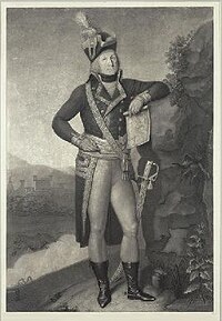 Cetak hitam dan putih dari seorang pria berdiri dan memegang sebuah map di tangannya. Dia memakai perancis petugas seragam militer dari tahun 1790-an dengan bicorne topi, mantel hitam dengan renda-renda ekor panjang, putih ketat celana, sepatu bot hitam dan pedang.