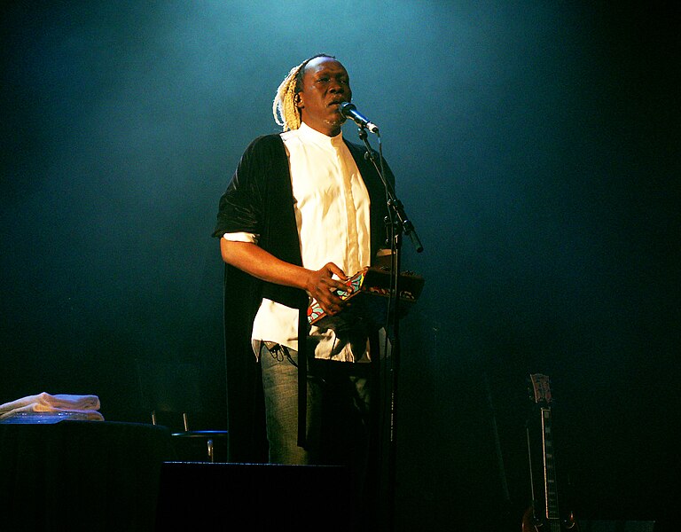 File:Geoffrey Oryema en concert aux Genêts (50) en 2005.jpg