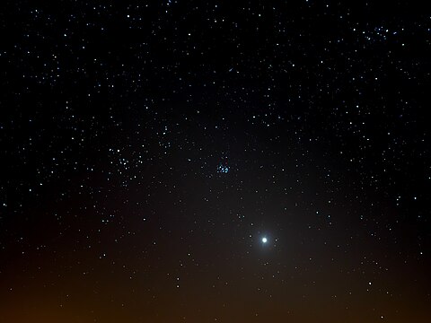 Die Venus bei vollständiger Dunkelheit im Kegel des Zodiakallichts 8 Grad über dem westlichen Horizont mit allen Sternen bis zur achten Größenklasse (8m).