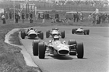 Jim Clark, on his way to win the Dutch Grand Prix Grand Prix te Zandvoort, Jim Clark (winnaar) op kop, daarachter v.l.n.r. Jo Siff, Bestanddeelnr 920-3784.jpg