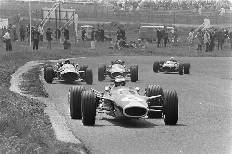 File:Grand Prix te Zandvoort, Jim Clark (winnaar) op kop, daarachter v.l.n.r. Jo Siff, Bestanddeelnr 920-3784.jpg