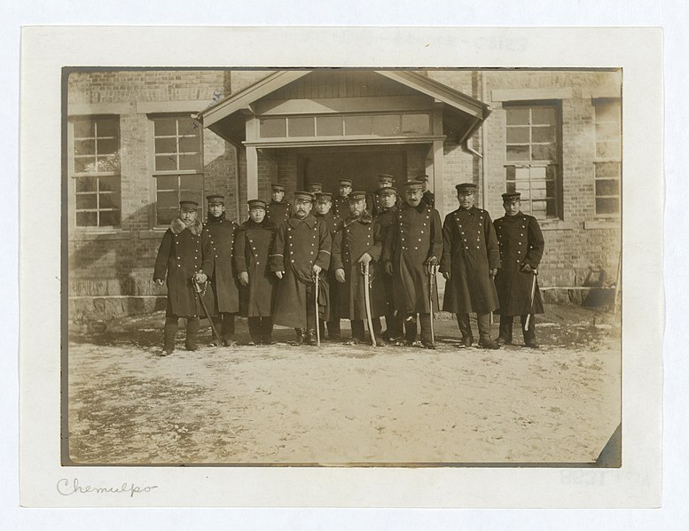 File:Group of Japanese officers in front of legation at Chemulpo LCCN2001695598.jpg