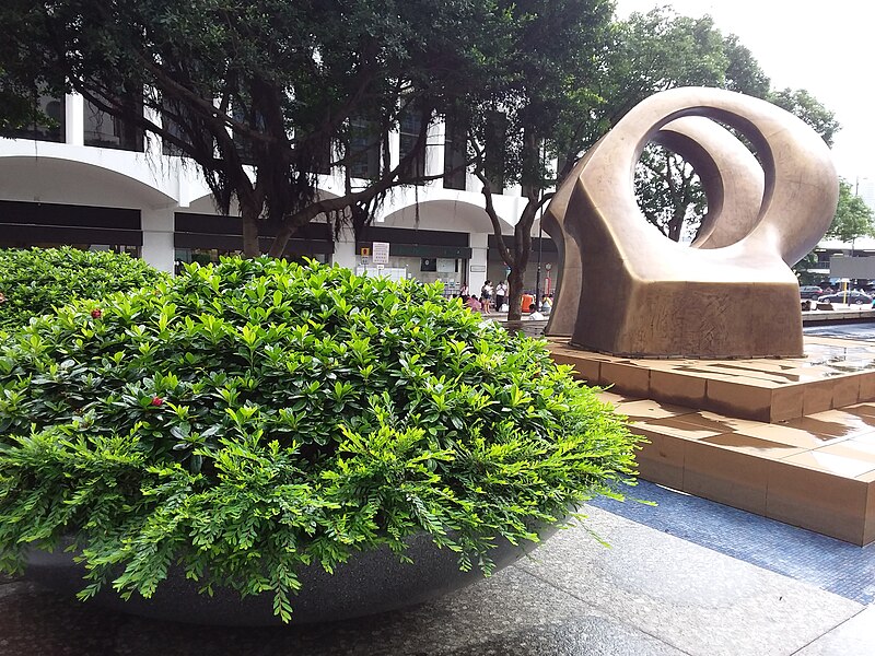 File:HK 中環 Central 康樂廣場 Connaught Place 怡和大廈 Jardine House 花園 Garden 亨利摩爾 Henry Moore 對環 Double Oval sculpture June 2019 SSG 04.jpg