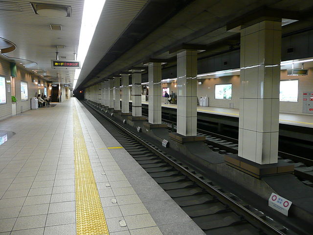 Hanshin Fukushima Station platform.jpg