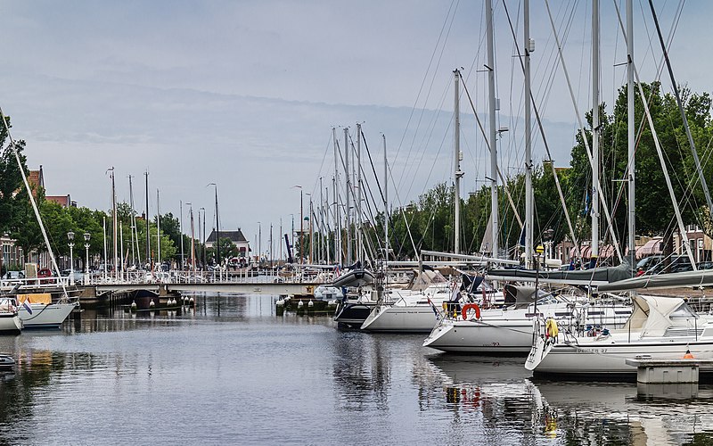 File:Harlingen. Zicht op de Noorderhaven. 12-07-2021. (actm.) 02.jpg