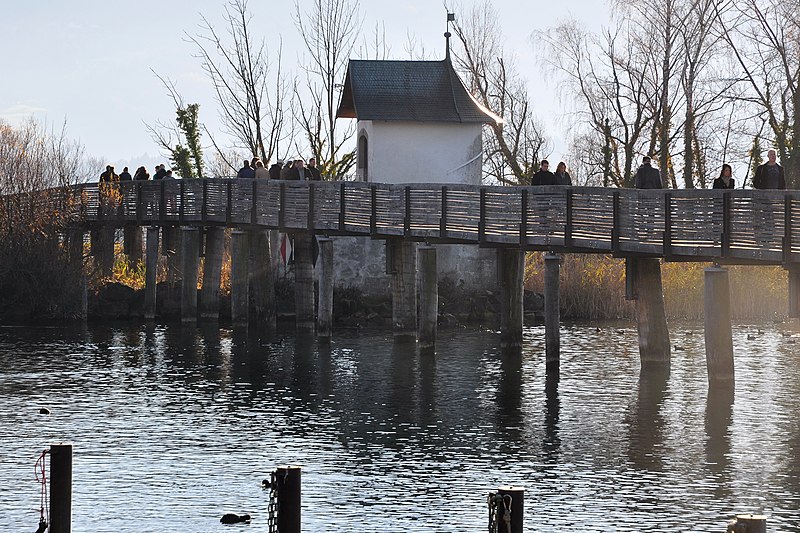 File:Heilig Hüsli und Holzbrücke im nachmittaglichen Gegenlicht, Ansicht von der HSR in Rapperswil HSR 2011-11-27 14-29-34.JPG